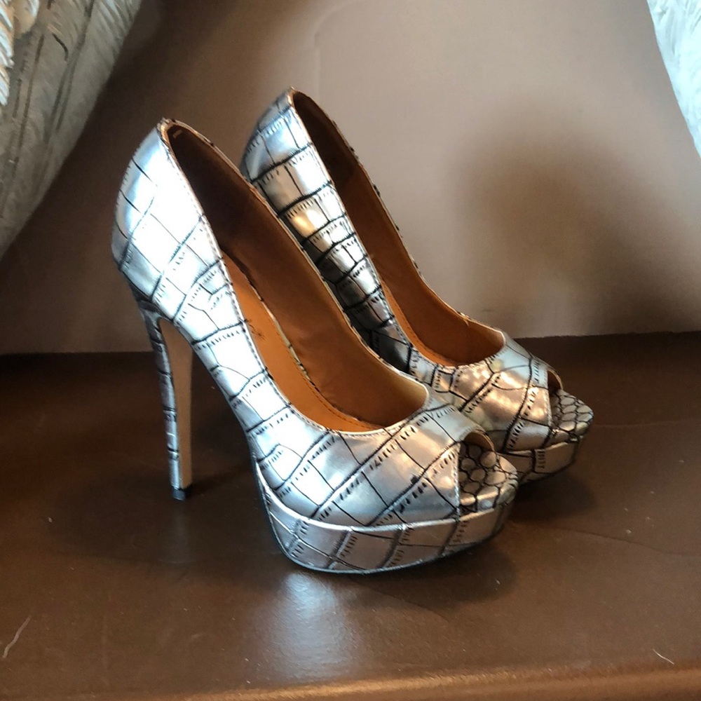 Black/silver heels by shoe dazzle
